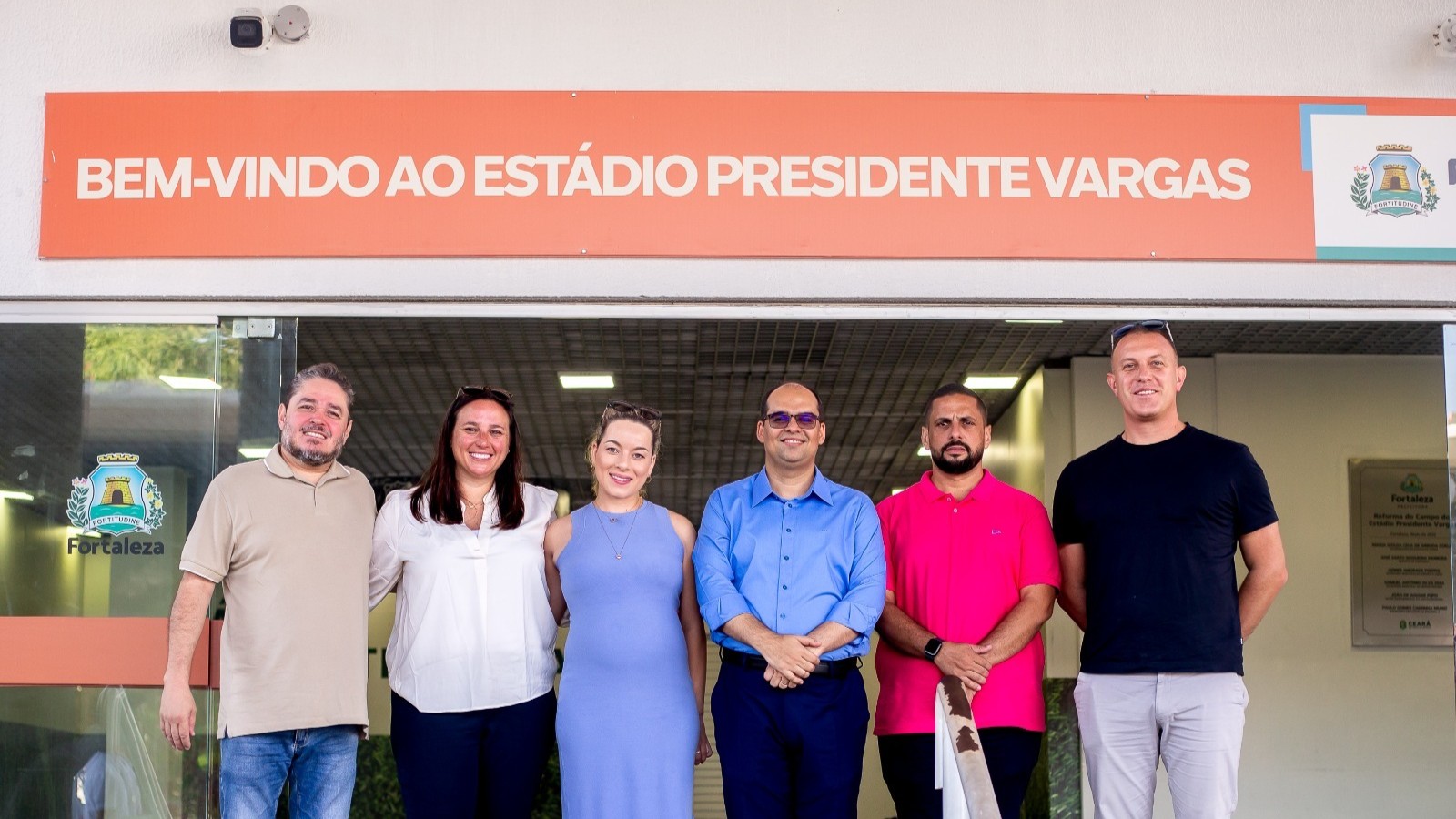 grupo de pessoas posa para a foto